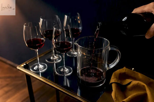 Weinportionen mit Messbecher und Gläsern