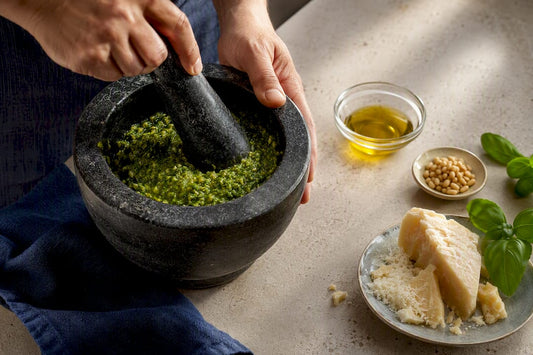 Pesto wird traditionell im Steinmörser zubereitet