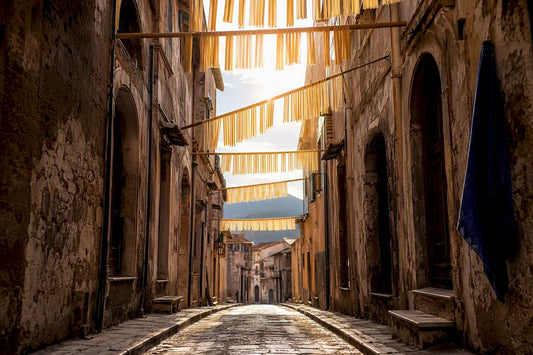 Pasta trocknet in einer historischen Gasse von Gragnano