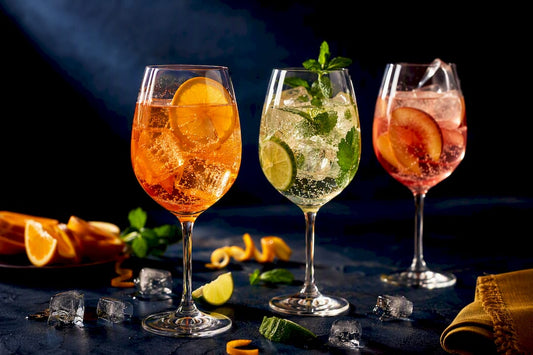 Drei elegante Sekt-Spritz-Gläser mit Dekoration