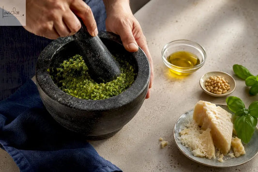 Pesto wird traditionell im Steinmörser zubereitet