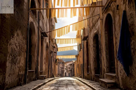Pasta trocknet in einer historischen Gasse von Gragnano