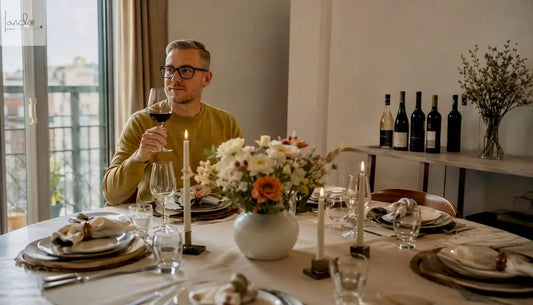 Ein stilvoll eingedeckter Tisch mit frischen Blumenarrangements sorgt für eine elegante Atmosphäre beim Essen.